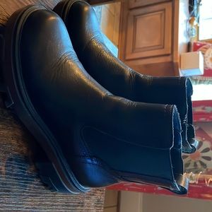 Ladies black boots with zip closer